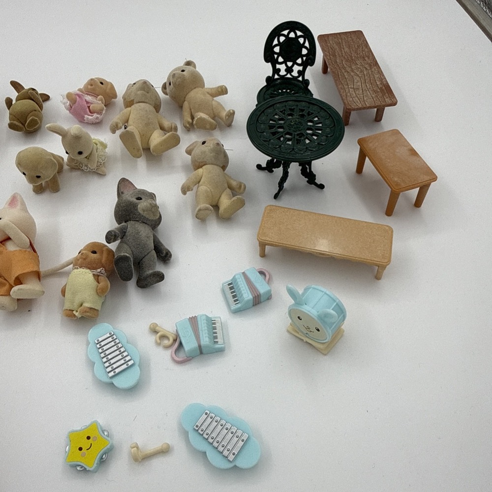Calico Critters Lot Of 21 Animals, Some Furniture & Musical Instruments - Picture 3 of 6
